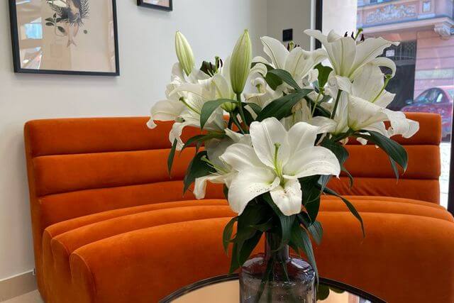 Piękne lilie we wnętrzu